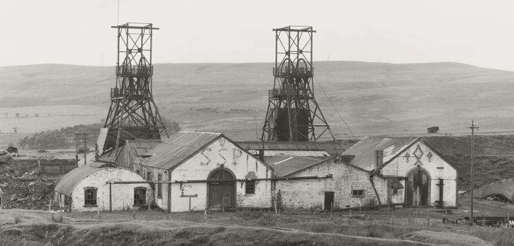 Die Methode von Bernd und Hilla Becher, den Pionieren der Industriefotografie. Wie sieht die Ausstellung im MAST aus?