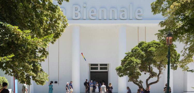 Die Biennale 2026 hat keine Italiener, weil das Kuratorenteam eine unfertige Liste geerbt hat?