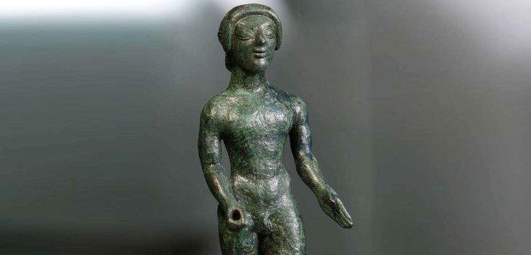 The visible spirituality of the Etruscans. Where the gesture touches the divine