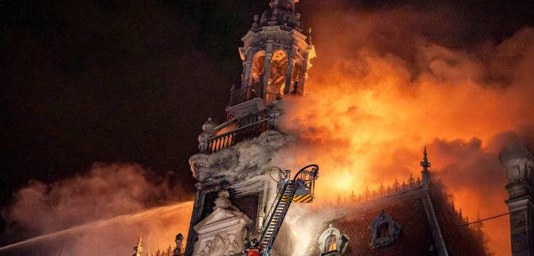 Incendio all'Hôtel de Ville di Limoges dopo la manifestazione, gravi i danni