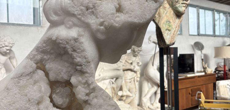 En el taller de Massimiliano Pelletti: la memoria viva de la piedra y la escultura como resurgimiento del tiempo