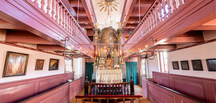 À Amsterdam, il y a une église cachée dans les combles d'une maison ordinaire : voici pourquoi, et son histoire