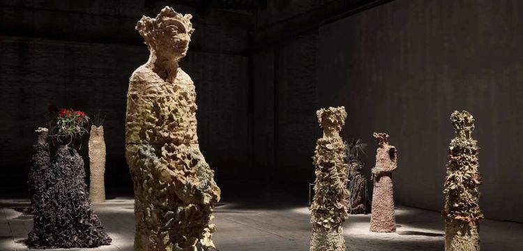 Chiara Camoni im italienischen Pavillon, der Ritus der Begegnung im Zeitalter der S&auml;ttigung