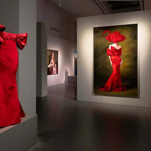 What happens when Valentino meets the painter who erases women's faces? The exhibition in Rome