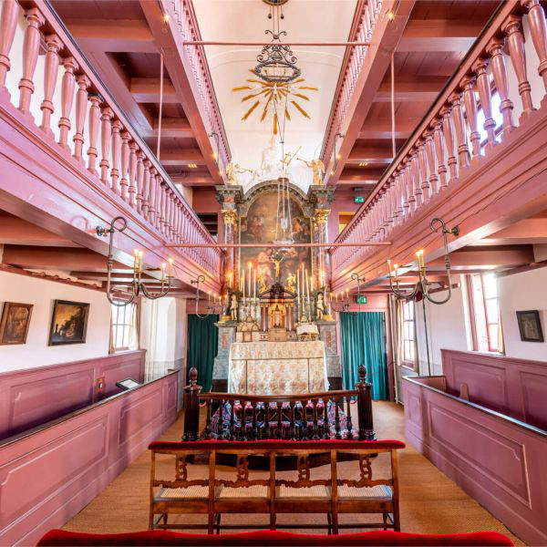À Amsterdam, il y a une église cachée dans les combles d'une maison ordinaire : voici pourquoi, et son histoire